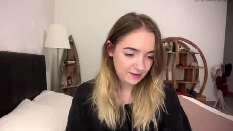 Snapshot of roxysweetdream chatting on 05-07-26, 01:27 Roxy online show from 05-07-26, 01:27