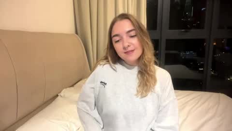 Snapshot of roxysweetdream chatting on 05-19-26, 02:23 Roxy online show from 05-19-26, 02:23