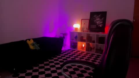 Snapshot of roxyy_x chatting on 04-11-26, 11:20 val online show from 04-11-26, 11:20