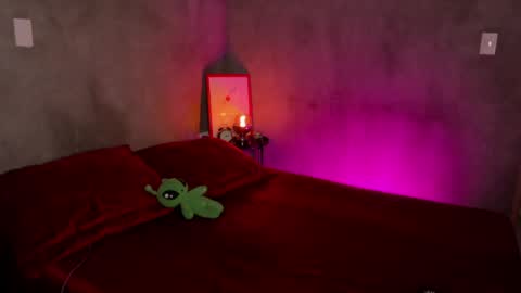 Snapshot of roxyy_x chatting on 05-14-26, 10:27 val online show from 05-14-26, 10:27