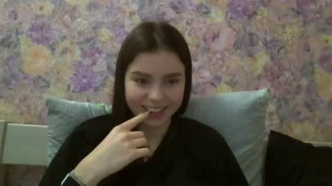Snapshot of royalvelour chatting on 06-29-26, 09:15 royalvelour online show from 06-29-26, 09:15