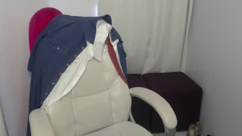 Snapshot of rubi_halliwey chatting on 01-21-25, 04:48 Rubi online show from 01-21-25, 04:48