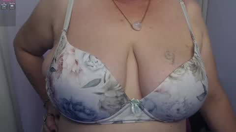 Snapshot of rubi_halliwey chatting on 02-12-25, 09:11 Rubi online show from 02-12-25, 09:11