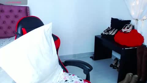 Snapshot of ruby_lowell chatting on 10-22-25, 06:18  RUBY  online show from 10-22-25, 06:18