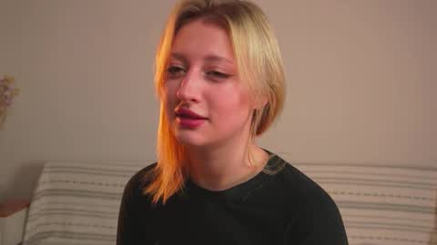 Snapshot of rue_novella chatting on 10-28-25, 04:05 Mila online show from 10-28-25, 04:05