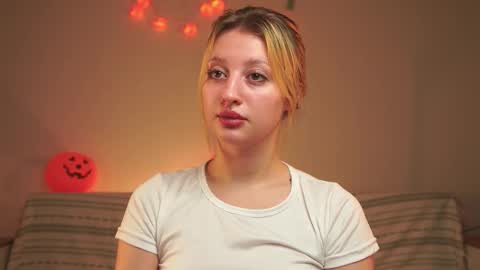 Snapshot of rue_novella chatting on 10-29-25, 04:04 Mila online show from 10-29-25, 04:04