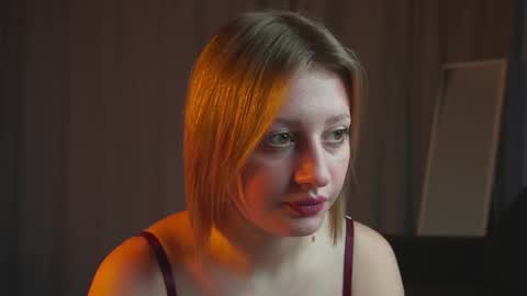 Snapshot of rue_novella chatting on 11-28-25, 04:26 Mila online show from 11-28-25, 04:26