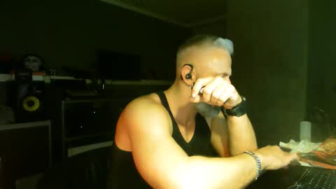 Chico que rico Caliente online show from 10-15-25, 03:39