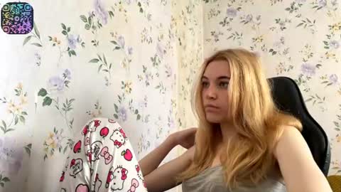 Snapshot of rusmedium chatting on 06-12-26, 09:19 Lisa and Vlad online show from 06-12-26, 09:19