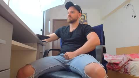 Snapshot of ryanstone_ chatting on 05-01-26, 05:45 Ryanstone online show from 05-01-26, 05:45