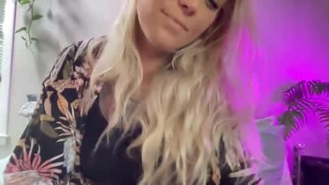 KumKitten online show from 10-13-25, 06:19