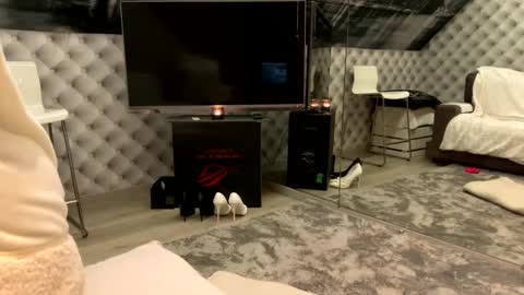 Snapshot of s_______________ chatting on 03-11-25, 07:58 Laura online show from 03-11-25, 07:58