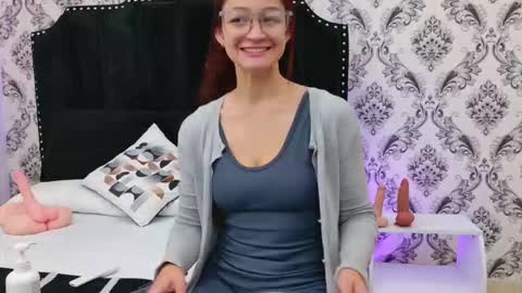 Snapshot of saara_brown chatting on 10-03-25, 12:13 Saara Brown online show from 10-03-25, 12:13