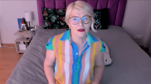 Sabrina MacMarren online show from 01-17-26, 02:22