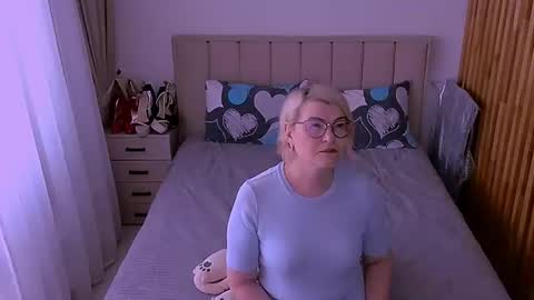 Snapshot of sabrinamacmarren chatting on 06-15-26, 01:13 Sabrina MacMarren online show from 06-15-26, 01:13