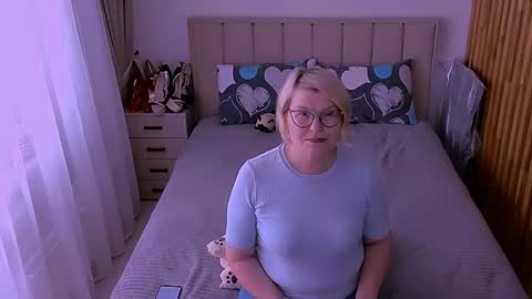 Snapshot of sabrinamacmarren chatting on 06-19-26, 01:04 Sabrina MacMarren online show from 06-19-26, 01:04
