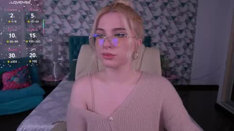 Snapshot of sabrinamuse chatting on 05-19-26, 06:09 Sabrina online show from 05-19-26, 06:09