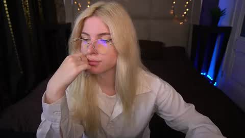Snapshot of sabrinamuse chatting on 06-17-26, 06:27 Sabrina online show from 06-17-26, 06:27