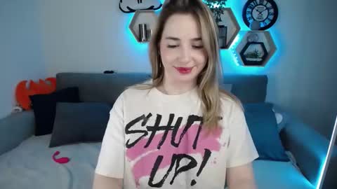 Snapshot of sabrinviolet chatting on 02-14-25, 12:03 Sabrina Violet online show from 02-14-25, 12:03