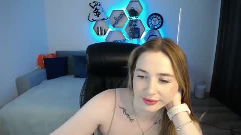 Snapshot of sabrinviolet chatting on 03-08-25, 09:17 Sabrina Violet online show from 03-08-25, 09:17