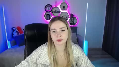 Snapshot of sabrinviolet chatting on 09-15-25, 08:03 Sabrina Violet online show from 09-15-25, 08:03