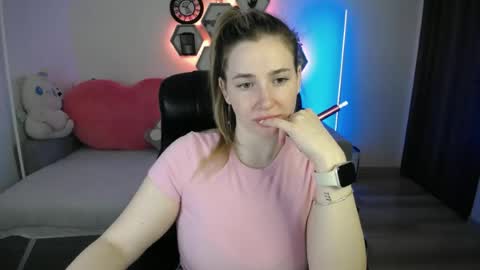 Snapshot of sabrinviolet chatting on 06-21-26, 08:06 Sabrina Violet online show from 06-21-26, 08:06