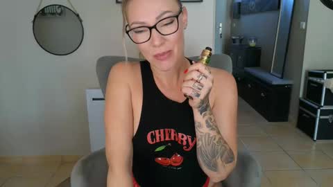 Snapshot of sacha__xx chatting on 10-16-25, 12:28 sacha__xx online show from 10-16-25, 12:28