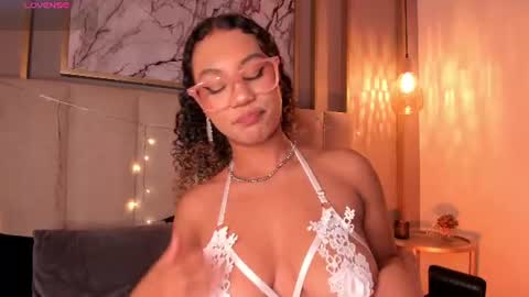 Snapshot of sade_jackson1 chatting on 06-19-26, 04:39 Sophie online show from 06-19-26, 04:39