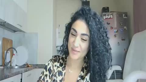 Snapshot of safari_xx chatting on 11-02-25, 11:01 Queen online show from 11-02-25, 11:01
