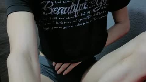 Snapshot of safiro_queen chatting on 04-27-26, 01:09 Safiro Queen online show from 04-27-26, 01:09