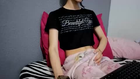 Snapshot of safiro_queen chatting on 05-25-26, 12:00 Safiro Queen online show from 05-25-26, 12:00