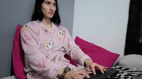 Snapshot of safiro_queen chatting on 06-04-26, 12:33 Safiro Queen online show from 06-04-26, 12:33
