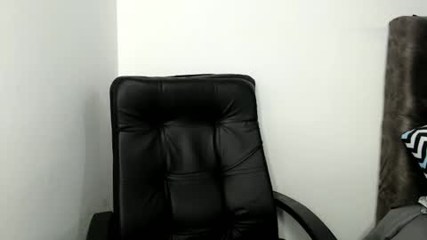 Snapshot of sakhmett chatting on 12-18-25, 11:55 Sarah online show from 12-18-25, 11:55