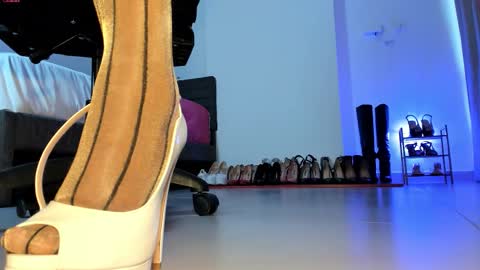 Snapshot of sali_g chatting on 10-12-25, 03:22 Sali G online show from 10-12-25, 03:22