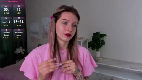 Snapshot of sallymiddough chatting on 07-16-26, 01:33 Lily online show from 07-16-26, 01:33