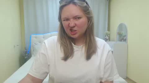 Snapshot of sallyverda chatting on 07-13-26, 05:27 Sally online show from 07-13-26, 05:27