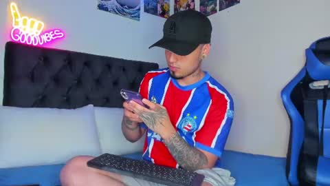 Snapshot of salvatore_dereck chatting on 07-01-26, 01:07 online show from 07-01-26, 01:07