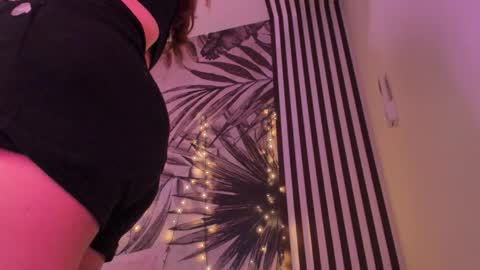 Snapshot of samaantha_white_ chatting on 12-16-25, 11:37 Samaantha online show from 12-16-25, 11:37