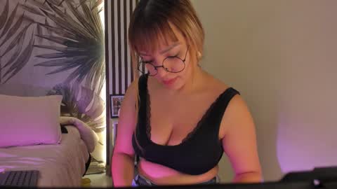 Snapshot of samaantha_white_ chatting on 03-06-26, 11:17 Samaantha online show from 03-06-26, 11:17