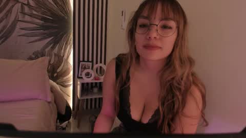 Snapshot of samaantha_white_ chatting on 03-27-26, 11:43 Samaantha online show from 03-27-26, 11:43