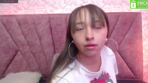 Snapshot of samara_purple chatting on 01-12-25, 12:01 Dafne  online show from 01-12-25, 12:01