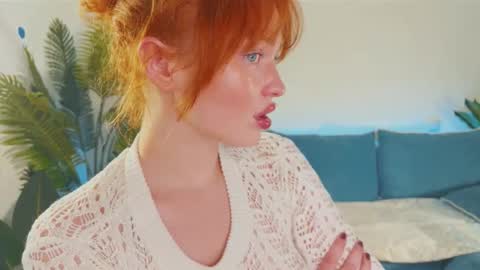 Snapshot of sanda_red chatting on 10-15-25, 01:33 Sanda3 online show from 10-15-25, 01:33