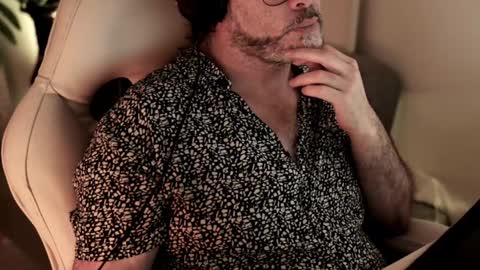 Snapshot of sanders_white chatting on 12-24-24, 05:27 Sanders online show from 12-24-24, 05:27