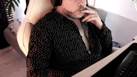 Snapshot of sanders_white chatting on 01-06-25, 01:53 Sanders online show from 01-06-25, 01:53