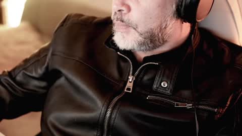 Snapshot of sanders_white chatting on 02-01-25, 01:34 Sanders online show from 02-01-25, 01:34