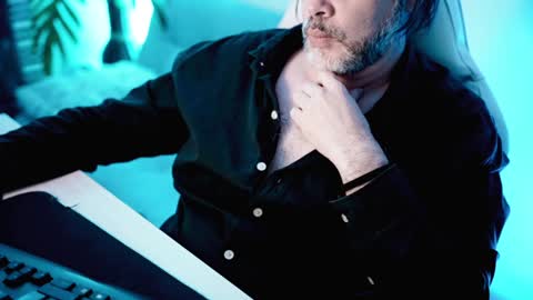 Snapshot of sanders_white chatting on 02-02-25, 03:43 Sanders online show from 02-02-25, 03:43