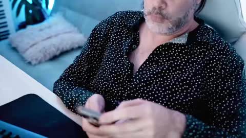 Snapshot of sanders_white chatting on 02-12-25, 02:45 Sanders online show from 02-12-25, 02:45