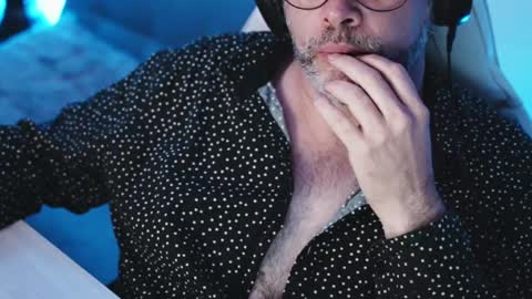 Snapshot of sanders_white chatting on 02-20-25, 03:01 Sanders online show from 02-20-25, 03:01