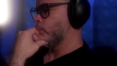 Snapshot of sanders_white chatting on 10-08-25, 02:53 Sanders online show from 10-08-25, 02:53