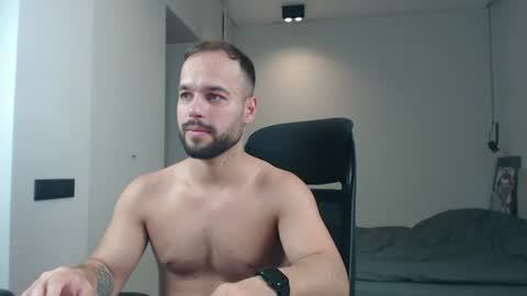 Snapshot of sandro_best chatting on 06-27-26, 09:14 DeAlex online show from 06-27-26, 09:14